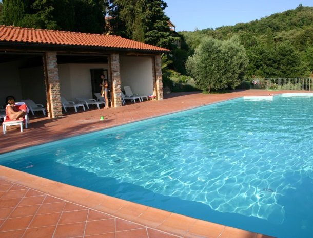 agriturismo-il-ghiaccio-suvereto-zwembad-mensen.jpg