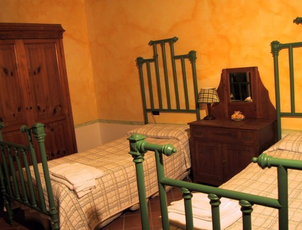 agriturismo-il-ghiaccio-suvereto-appartement-slaapkamer-bedden.jpg