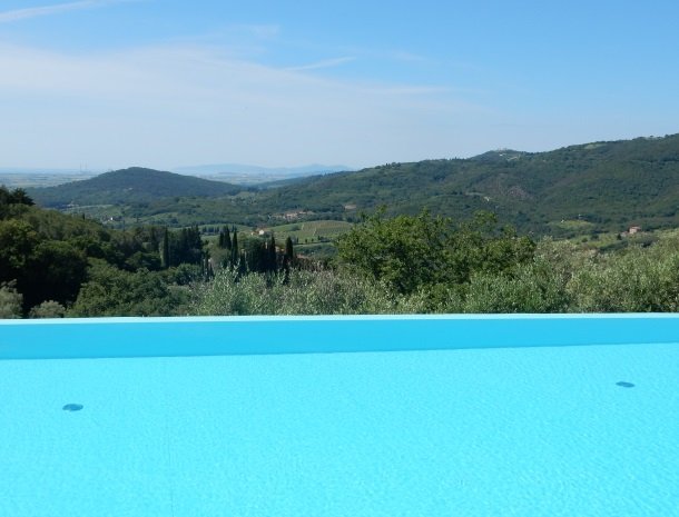 agriturismo-il-ghiaccio-suvereto-zwembad-uitzicht-omgeving.jpg
