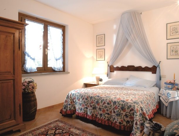 agriturismo-la-rombaia-castiglione-della-pescaia-appartement-cantina-slaapkamer.jpg