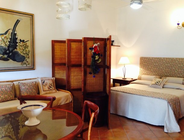 agriturismo-la-rombaia-castiglione-della-pescaia-appartement-colombaia-slaapkamer.jpg