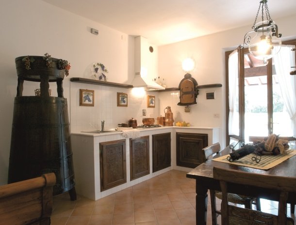 agriturismo-la-rombaia-castiglione-della-pescaia-appartement-cantina-keuken.jpg