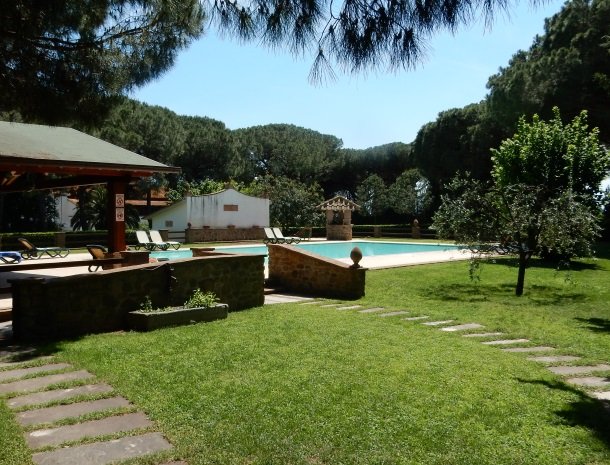 agriturismo-la-rombaia-castiglione-della-pescaia-zwembad-tuin.jpg