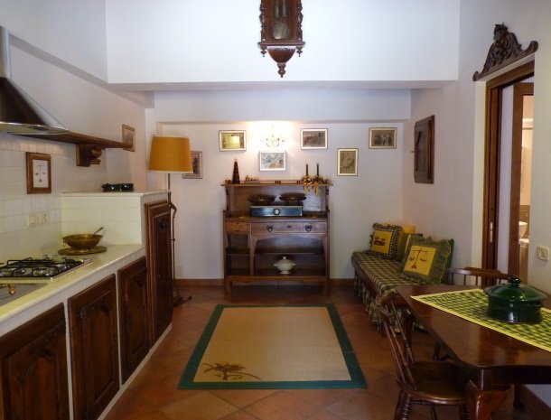 agriturismo-la-rombaia-castiglione-della-pescaia-appartement-pesa-keuken.jpg