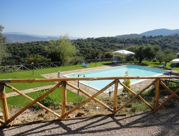 agriturismo-la-cianella-maremma-zwembad-uitzicht.jpg