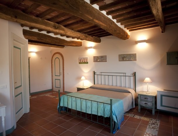 agriturismo-la-cianella-maremma-slaapkamer-toscaans.jpg