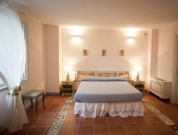 agriturismo-la-cianella-maremma-slaapkamer-raam.jpg