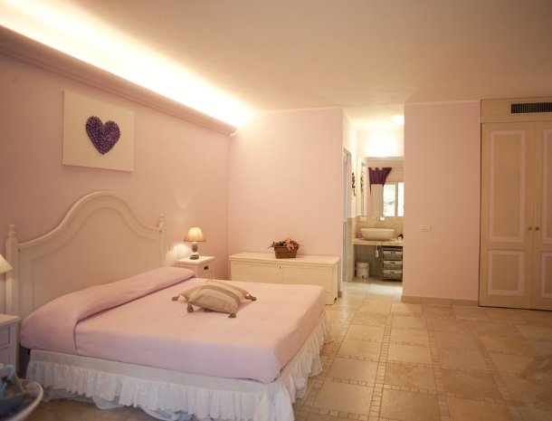 agriturismo-la-cianella-maremma-slaapkamer-roze.jpg