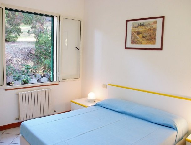 residence-della-luna-porto-azzurro-elba-appartementen-slaapkamer-raam.jpg