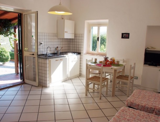 residence-della-luna-porto-azzurro-elba-appartementen-keuken.jpg