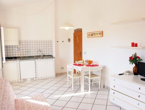 residence-della-luna-porto-azzurro-elba-appartementen-keuken-eettafel.jpg