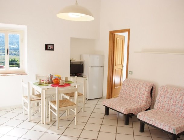 residence-della-luna-porto-azzurro-elba-appartementen-eettafel.jpg