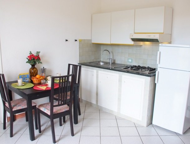 residence-della-luna-porto-azzurro-elba-appartementen-keuken-eten.jpg