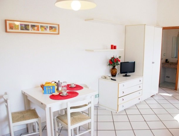 residence-della-luna-porto-azzurro-elba-appartementen-woonkamer.jpg