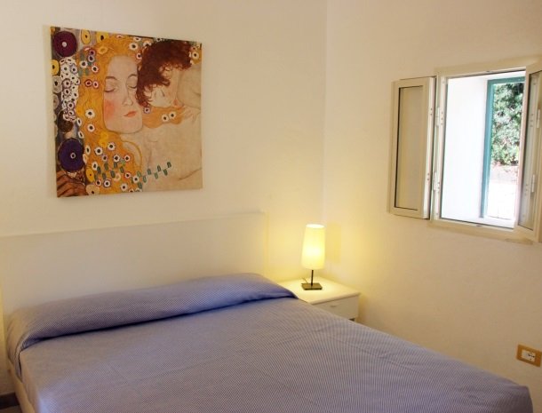 residence-della-luna-porto-azzurro-elba-appartementen-bed-raam.jpg