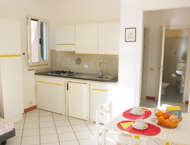 residence-della-luna-porto-azzurro-elba-appartementen-woonkamer-badkamer.jpg