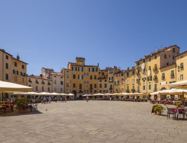 lucca piazza dell amfiteatro toscane.jpg