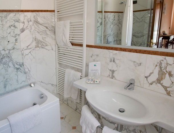 relais-le-ville-ligurie-la-spezia-badkamer-deluxe-jacuzzi.jpg