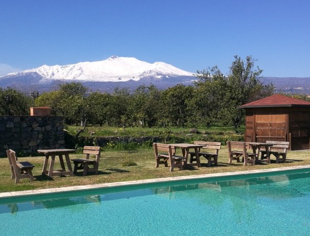 agriturismo-galea-riposto-sicilie-etna-zwembad-winter.jpg