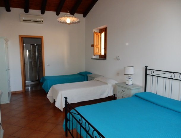 agriturismo-galea-riposto-sicilie-kamer-vier-bedden.jpg