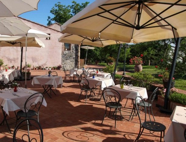 agriturismo-galea-riposto-sicilie-terras-parasol-diner.jpg