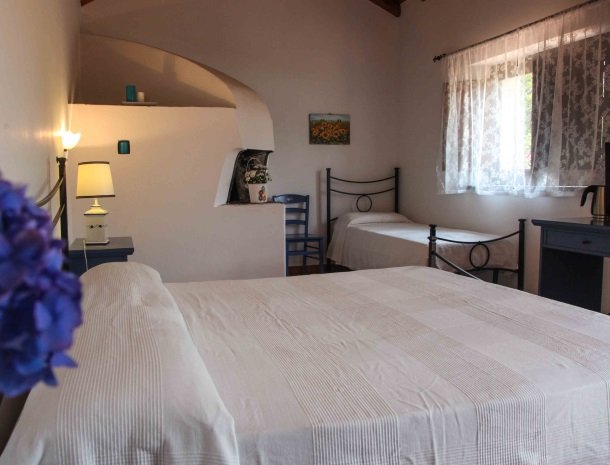 agriturismo-galea-riposto-sicilie-kamer-drie-bedden.jpg