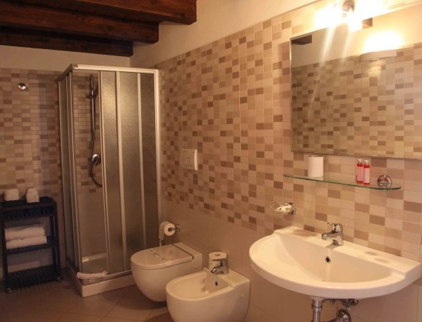 agriturismo-galea-riposto-sicilie-badkamer.jpg