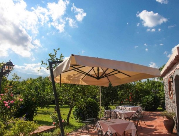 agriturismo-galea-riposto-sicilie-terras-parasol.jpg