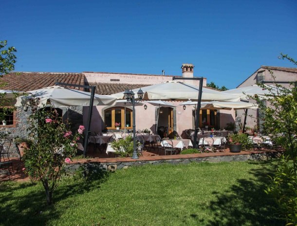 agriturismo-galea-riposto-sicilie-terras-restaurant.jpg