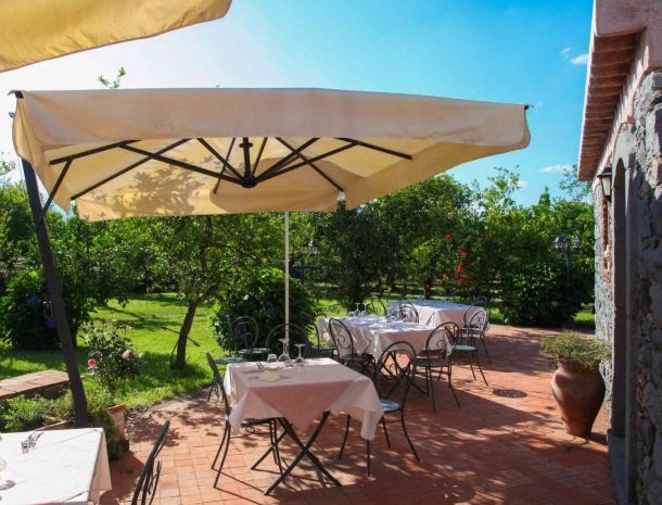 agriturismo-galea-riposto-sicilie-terras-parasol-tafels.jpg