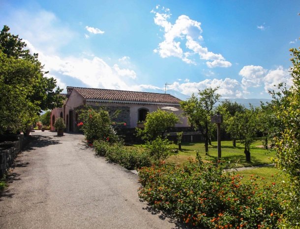 agriturismo-galea-riposto-sicilie-oprijlaan.jpg