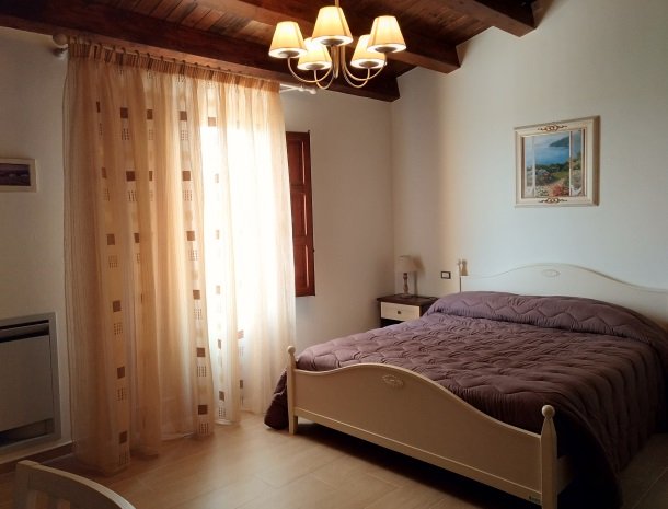 agriturismo-le-campanelle-lascari-sicilie-slaapkamer-bed-raam.jpg