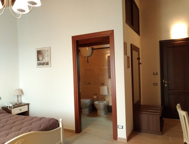 agriturismo-le-campanelle-lascari-slaap-en-badkamer.jpg