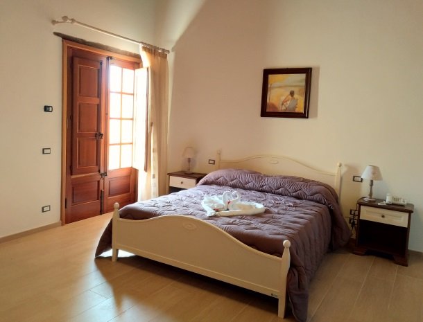 agriturismo-le-campanelle-lascari-sicilie-slaapkamer-bed-ruim.jpg