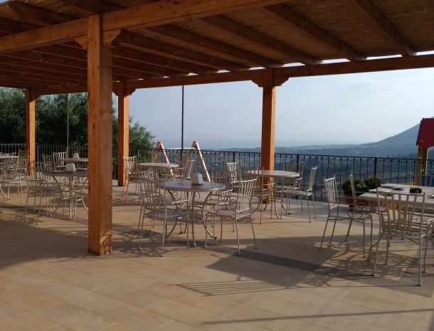 agriturismo-le-campanelle-lascari-sicilie-terras-zee-overzicht.jpg