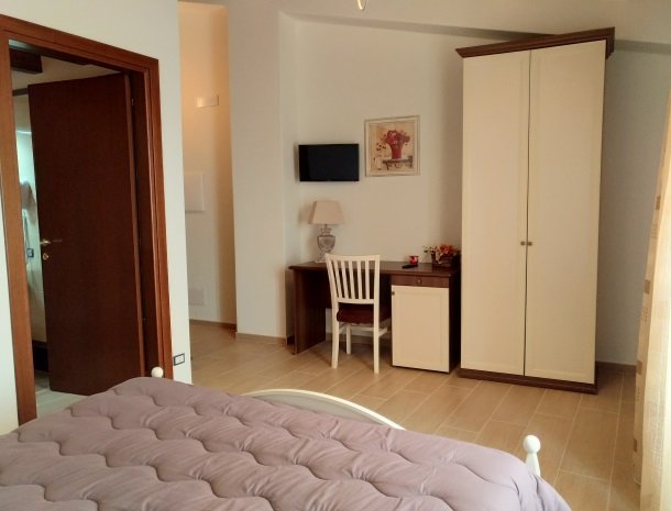 agriturismo-le-campanelle-lascari-sicilie-slaapkamer-kast.jpg