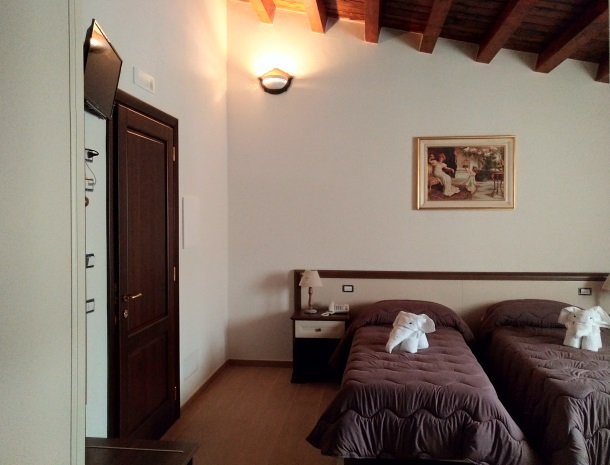 agriturismo-le-campanelle-lascari-sicilie-slaapkamer-losse-bedden.jpg