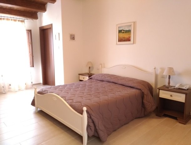 agriturismo-le-campanelle-lascari-sicilie-slaapkamer-bed.jpg