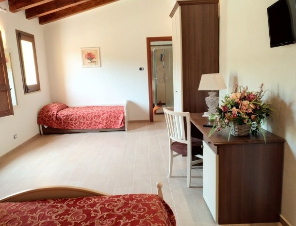 agriturismo-le-campanelle-lascari-sicilie-slaapkamer-bedden.jpg