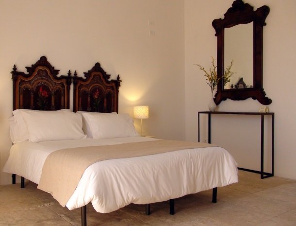 baglio-siciliamo-noto-sicilie-slaapkamer-bed.jpg