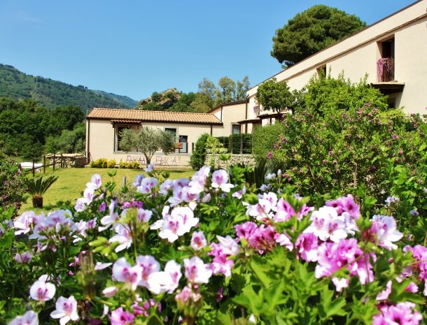 tenuta-edone-sicilie-agriturismo-tuin-bloemen-huis.jpg