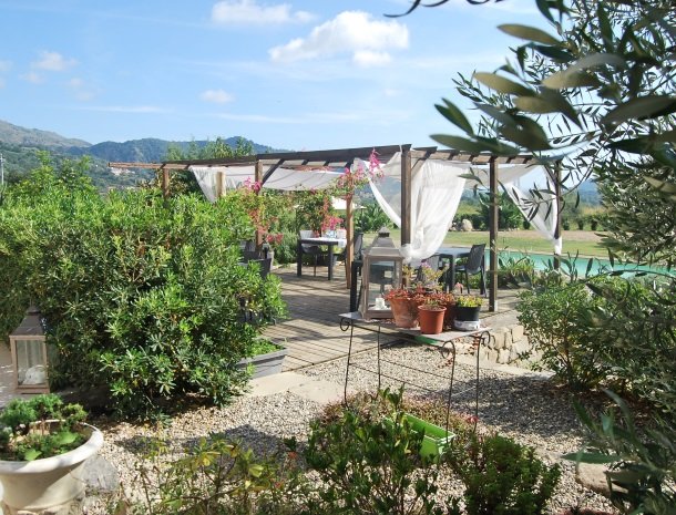 tenuta-edone-sicilie-agriturismo-terras-tuin.jpg