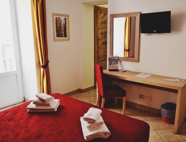 bed-and-breakfast-gafludi-cefalu-slaapkamer-bed-buro.jpg