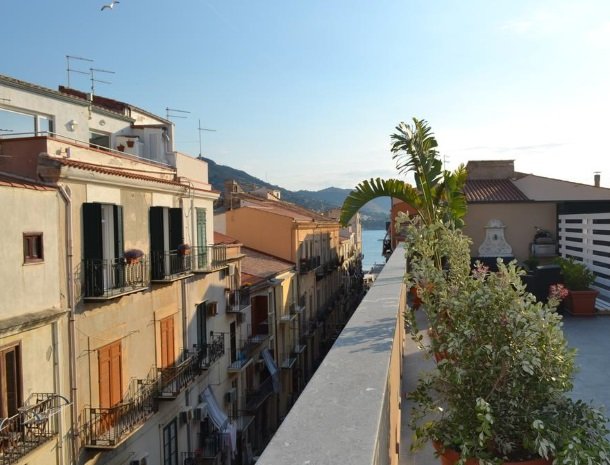 bed-and-breakfast-gafludi-cefalu-dakterras-straat.jpg