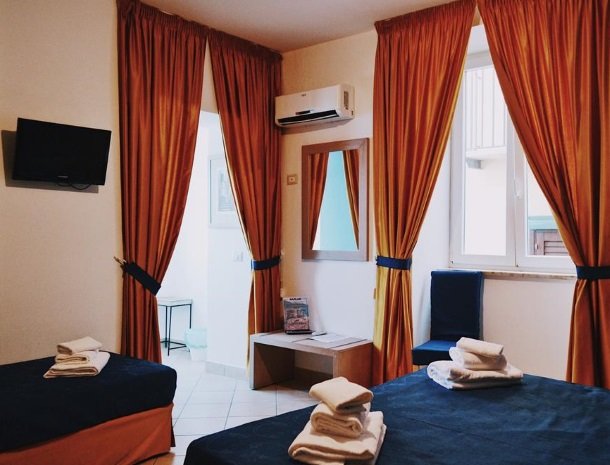 bed-and-breakfast-gafludi-cefalu-slaapkamer-ramen.jpg
