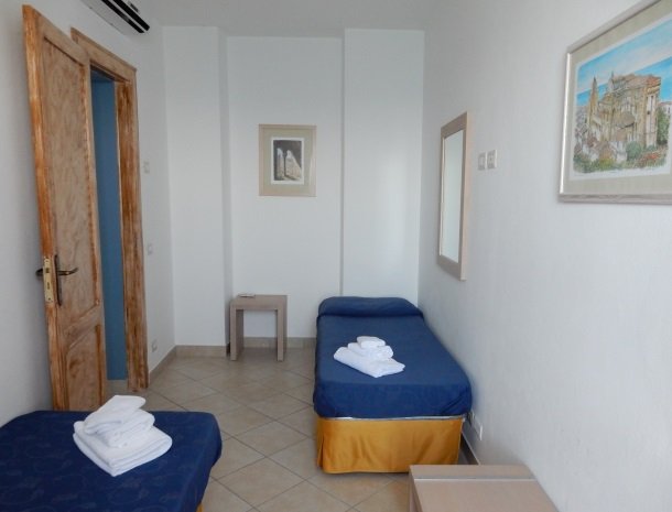 bed-and-breakfast-gafludi-cefalu-slaapkamer-losse-bedden.jpg