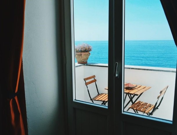 bed-and-breakfast-gafludi-cefalu-balkon-zee.jpg
