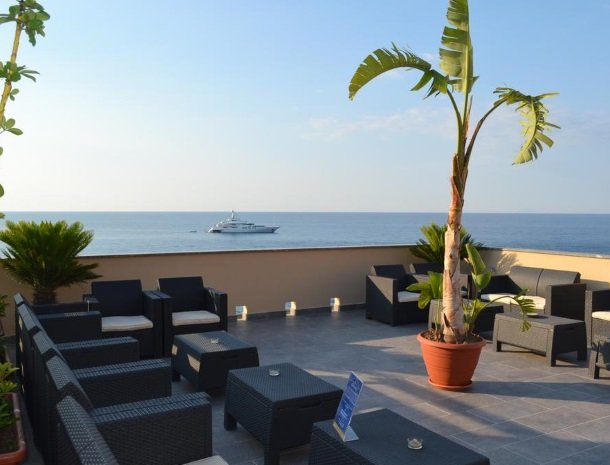 bed-and-breakfast-gafludi-cefalu-dakterras-zee-boot.jpg