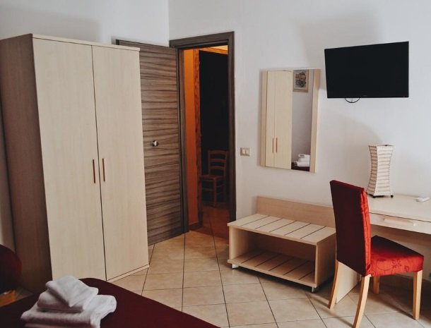bed-and-breakfast-gafludi-cefalu-slaapkamer-kast-tv.jpg