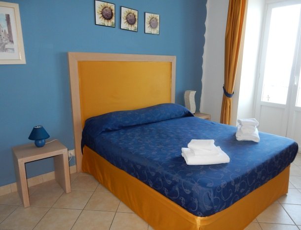 bed-and-breakfast-gafludi-cefalu-slaapkamer-raam-bed.jpg